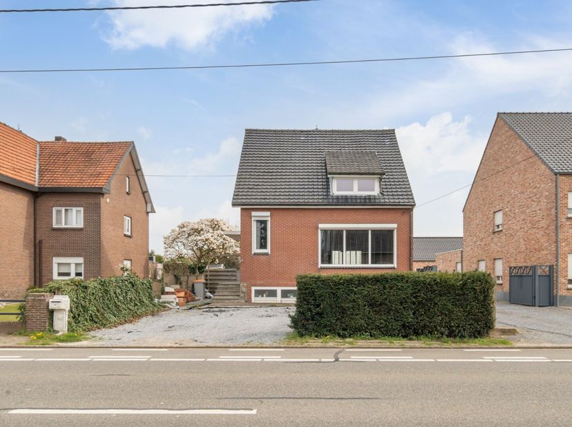 Deze vrijstaande gezinswoning is gelegen op een perceel van 5a33ca langs de doorgangsweg van Neeroeteren - Rotem.<br />
De woning werd gebouwd in 1961