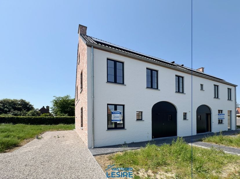 Bent u op zoek naar een afgewerkte nieuwbouwwoning in Houthulst? Deze woning is ideaal voor een gezin en biedt alle comfort en luxe die u nodig heeft.