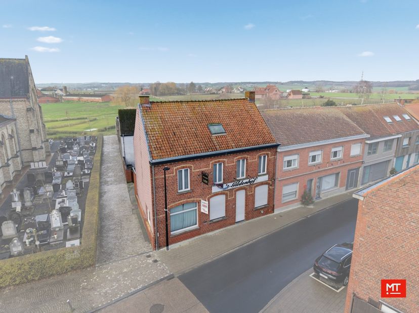 In het hart van de landelijke parochie Zandvoorde vinden we dit ruime gebouw. Het bestaat momenteel uit een handelsruimte, een privé-gedeelte en een m