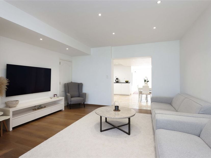 Verrassend ruime halfopen gezinswoning met 4 à 5 slaapkamers en uitgestrekte tuin op gunstige locatie<br />
<br />
Omgeving:<br />
+ Gelegen op een