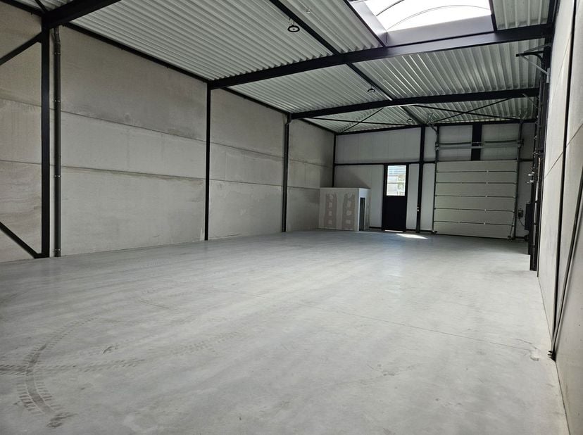 KMO-unit van 290m² te huur in Hasselt.<br />
Deze unit is gelegen op de RECOR site. De locatie spreekt voor zich. Onmiddelijk beschikbaar.<br />
Kenme