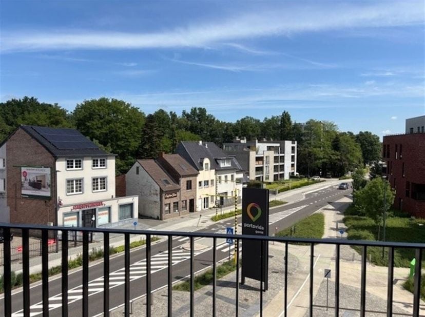 Prachtig appartement op een top locatie<br />
Ligging: Dit appartement is gelegen op de Welzijnscampus in Genk ,nabij de uitvalswegen en locale voorzi