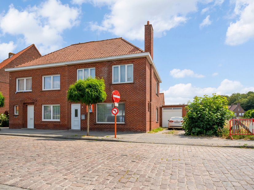 Deze ruim op te frissen halfopen woonst met potentieel is gelegen in het centrum van Boezinge.<br />
 Belangrijkste kenmerken<br />
Oppervlakte: 180 m