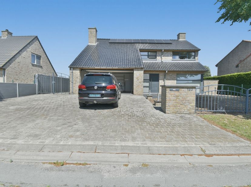 Deze instapklare woning op een perceel van 985 m² biedt volop ruimte en comfort. De lichtrijke leefruimte met schuifraam geeft uit op de tuin met terr