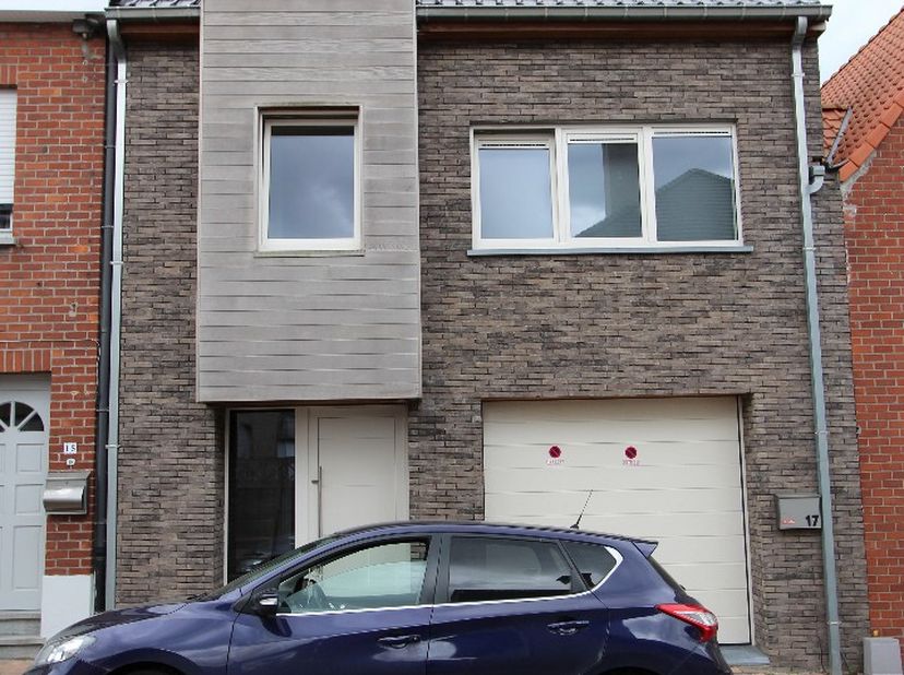 Deze woning is gelegen te Wijnendale (Torhout) en bestaat uit: inkomhal - toilet - living - keuken - wasplaats - berging - garage - terras - tuin - na