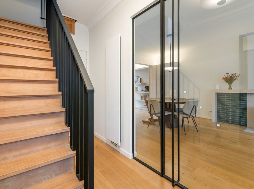 La maison dispose au rez-de-chaussée d'un hall d'entrée spacieux avec toilettes invités, d'un magnifique espace de vie avec cuisine ouverte, d'une bua
