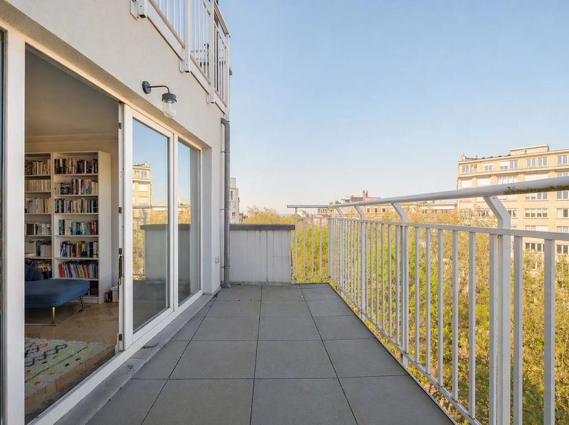 Molière / Idéalement situé à proximité immédiate de la place Constantin Meunier, ce superbe appartement denviron 156 m² bruts se trouve au 7 étage dun