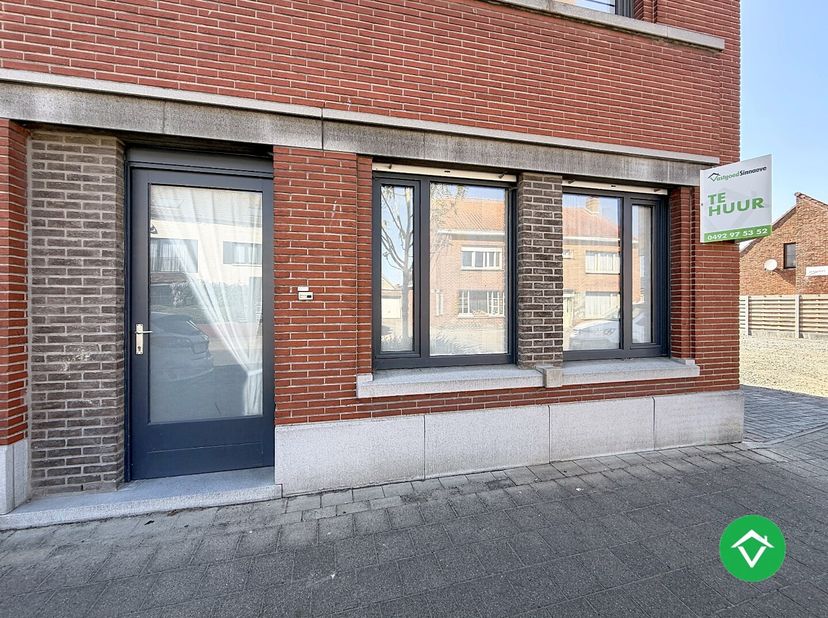 Dit gelijkvloers appartement bestaat uit: inkomhal - living - keuken - berging/wasplaats - toilet - bureau - 2 slaapkamers - badkamer met toilet - ter