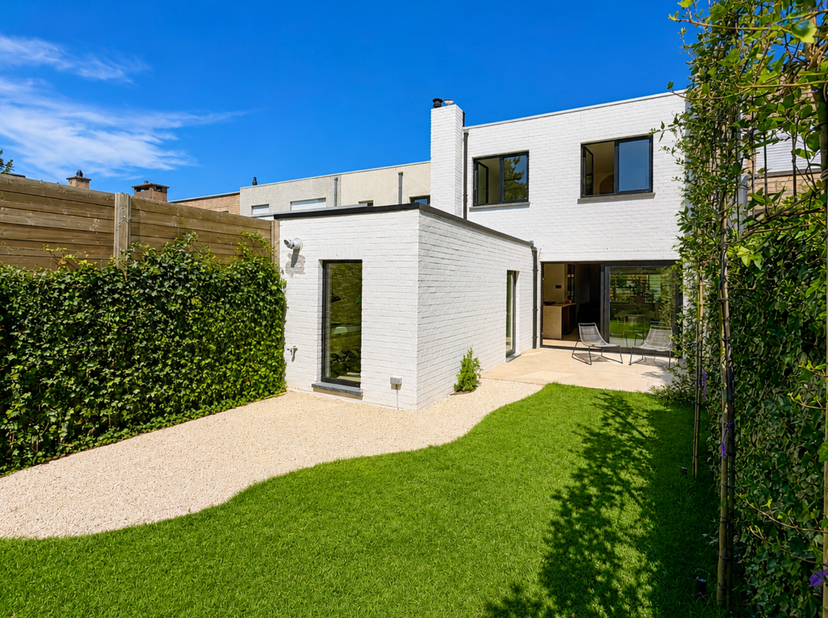 Stijlvol gerenoveerde gezinswoning met zonnige tuin op een rustige locatie nabij de Graaf Jansdijk<br />
Deze volledig vernieuwde woning combineert he