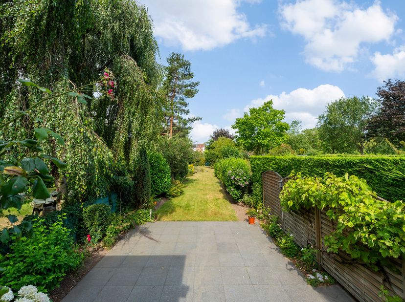 Rustig wonen op toplocatie in Kortrijk mét garage en zonnige tuin<br />
Op zoek naar een ruime, degelijke woning op een uitstekende ligging in Kortrij