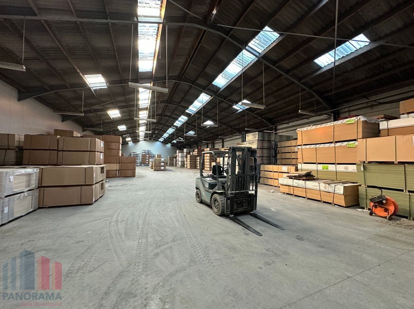 Op een strategische ligging in Kuurne bevindt zich dit uitgebreid bedrijfscomplex met een totale gebouwoppervlakte van +/- 6.555 m², gelegen op een ro