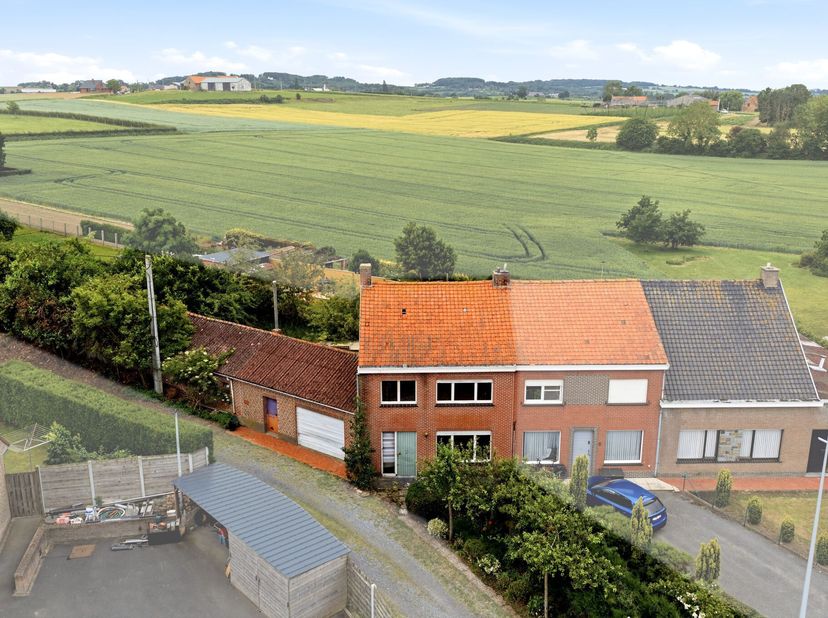 Ben je op zoek naar een woning te koop met tal van mogelijkheden? Deze halfopen bebouwing langs de Clyttesteenweg, net buiten de dorpskern van Reninge