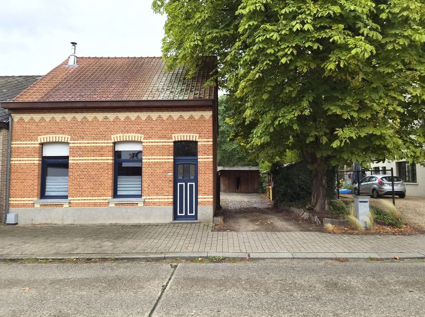 Bijzonderheden<br />
- EPC C / - geen renovatieplicht<br />
- tuin van 1616 m²<br />
- 143 m² bewoonbaar<br />
- gerenoveerd dak, keuken, badkamer<br