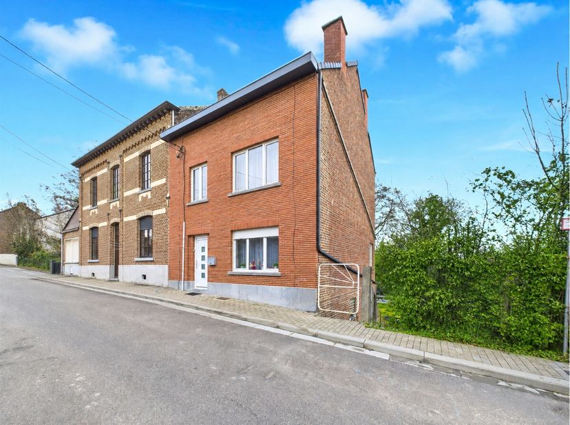 Charmant halfopen huis in Landen, gelegen in een groene en landelijke omgeving nabij openbaar vervoer. Deze woning uit 1950 combineert een rustige lig