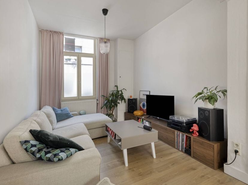 Welkom in deze verzorgde en instapklare stadswoning te koop aan Heembeemd 9 te Mechelen, waar comfort en functionaliteit hand in hand gaan. De woning