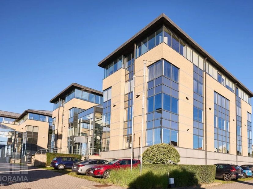430 m² stijlvolle kantoorruimte te huur (en te koop).<br />
Uitstekend gelegen&amp;nbsp; vlak bij de R0 op- en afrit Groot-Bijgaarden met een vlotte verbi