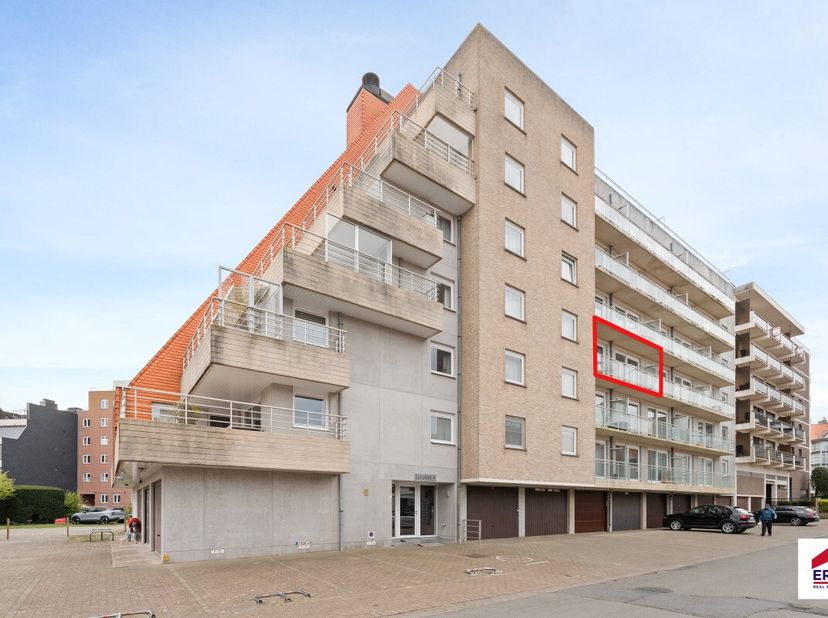 Te koop: verzorgd appartement in Koksijde, centraal maar toch rustig gelegen, met een ruim terras en mooi open zicht. Dit appartement, gebouwd in 1996