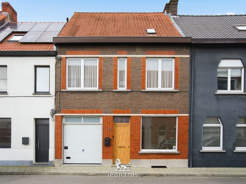 Bent u op zoek naar een instapklare woning met ruimte, comfort en een uitstekende ligging? Dan is deze volledig gerenoveerde stadswoning in Oudenaarde