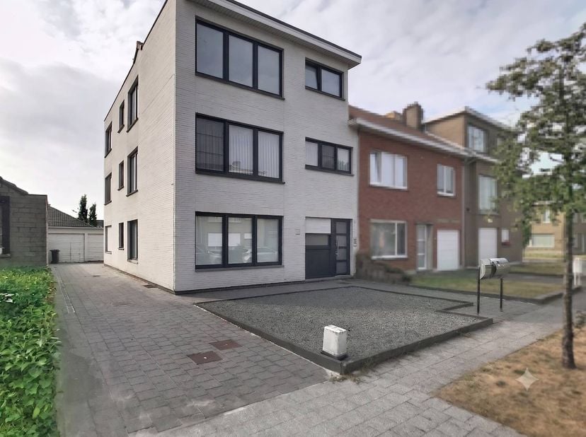 Vous recherchez un appartement élégant et confortable à louer dans la belle ville de Beveren ? Ce bâtiment récemment rénové et prêt à déménager situé