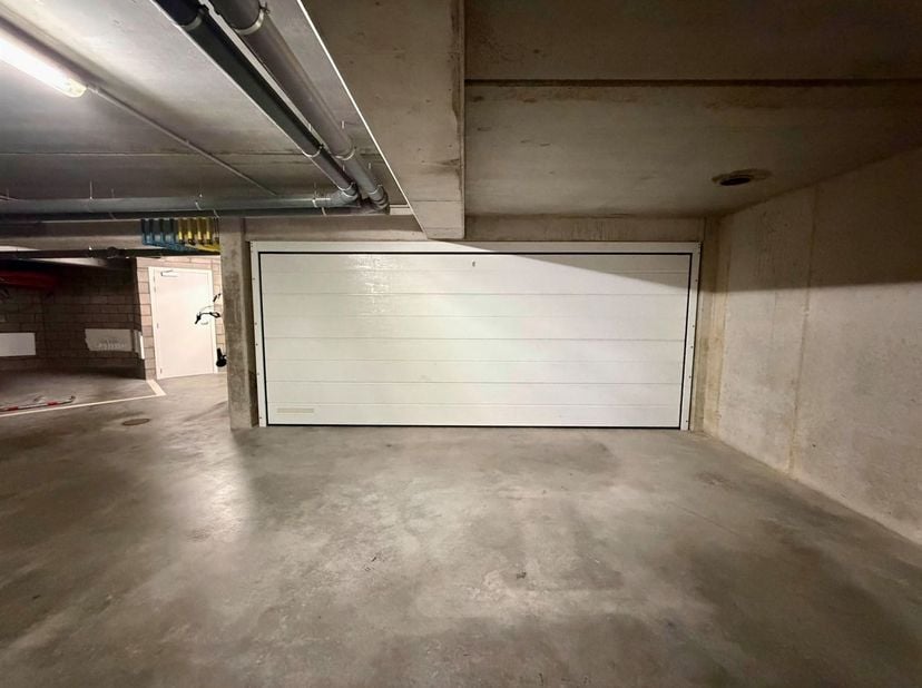 Topgelegen grote dubbele garagebox (2 auto's) met sectionaalpoort.  Recente bouw, perfect onderhouden. <br />
<br />
Voor de snelle beslissers. <br