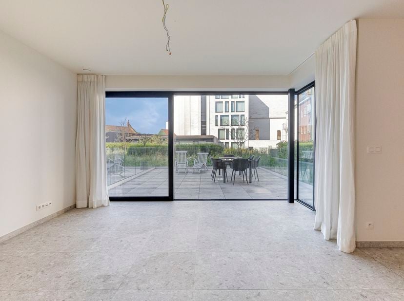 Cet élégant appartement d'une chambre de 71 m², construit en 2021, est situé dans la Koning Albertstraat à Courtrai. Grâce à son emplacement central,