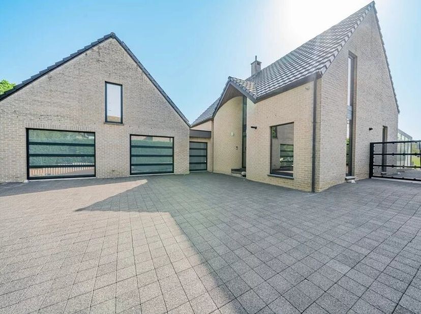 Située dans l'un des villages les plus prisés et recherchés de la région, découvrez cette demeure d'exception de 430 m² habitables. Nichée dans un cad