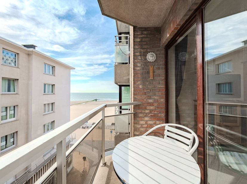 Appartement de 2 chambres prêt à emménager à vendre avec une belle vue latérale sur la mer situé au 6ème étage de la résidence « ______ » le long de l