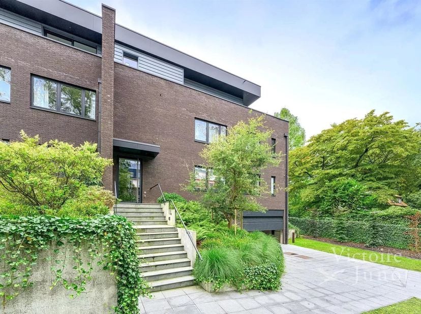 Victoire Junot presenteert u dit uitzonderlijke penthouse in Ukkel, op een steenworp afstand van het Zonnelaanbos.<br />
Deze unieke woning heeft een