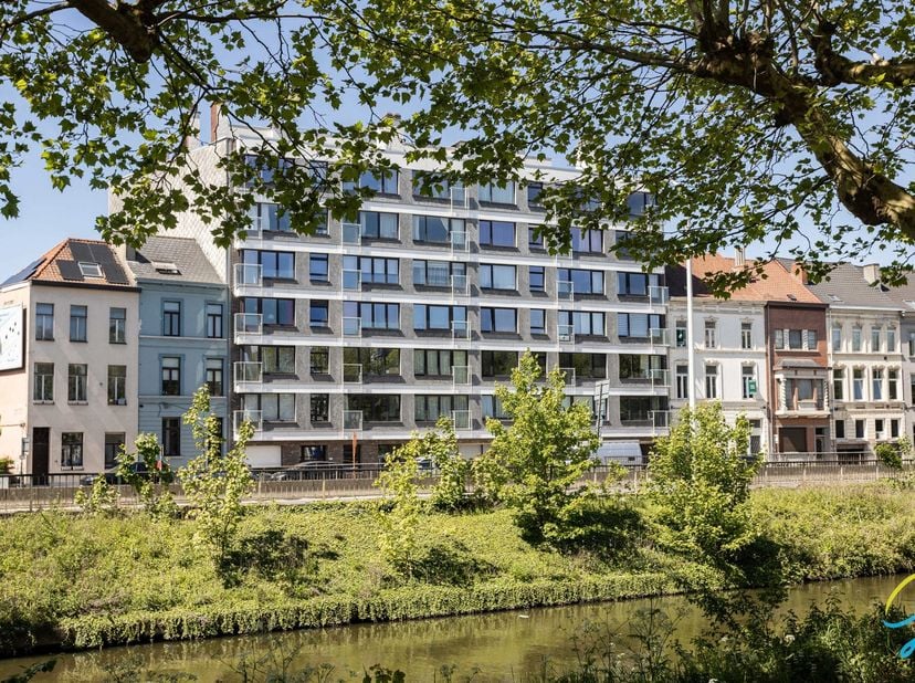 TE KOOP – GENT<br />
Welkom op onze bezoekdag op 24/05! Neem contact op met Bruno voor een afspraak of meer informatie via 0495/12.20.64.<br />
Bent u