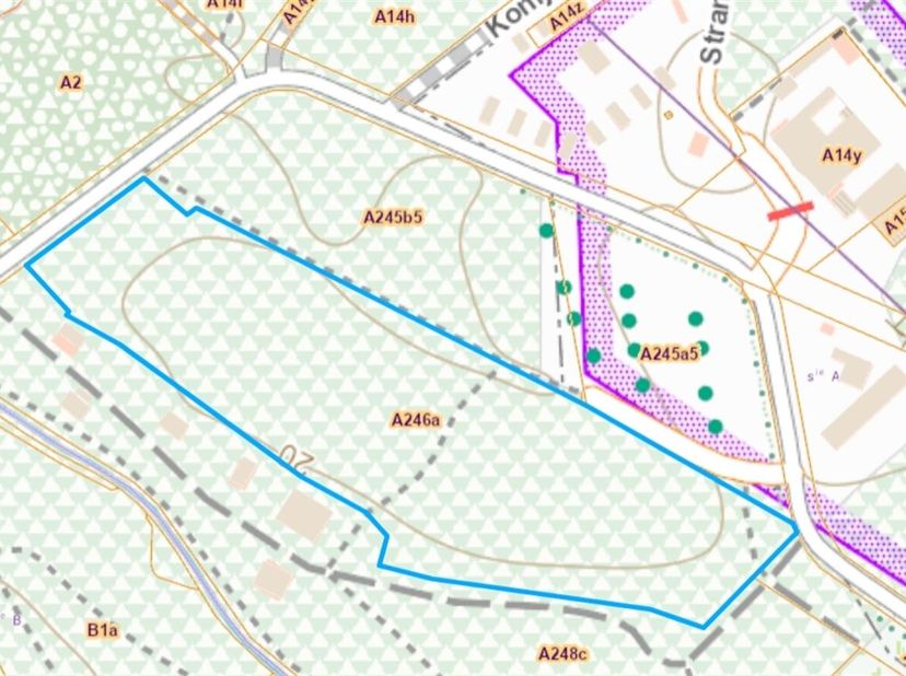 Recreatiegrond van 15182m²<br />
Ligging:<br />
De recreatiegrond is prachtig gelegen aan de Strandweg, op een rustige en groene locatie waar natuur,