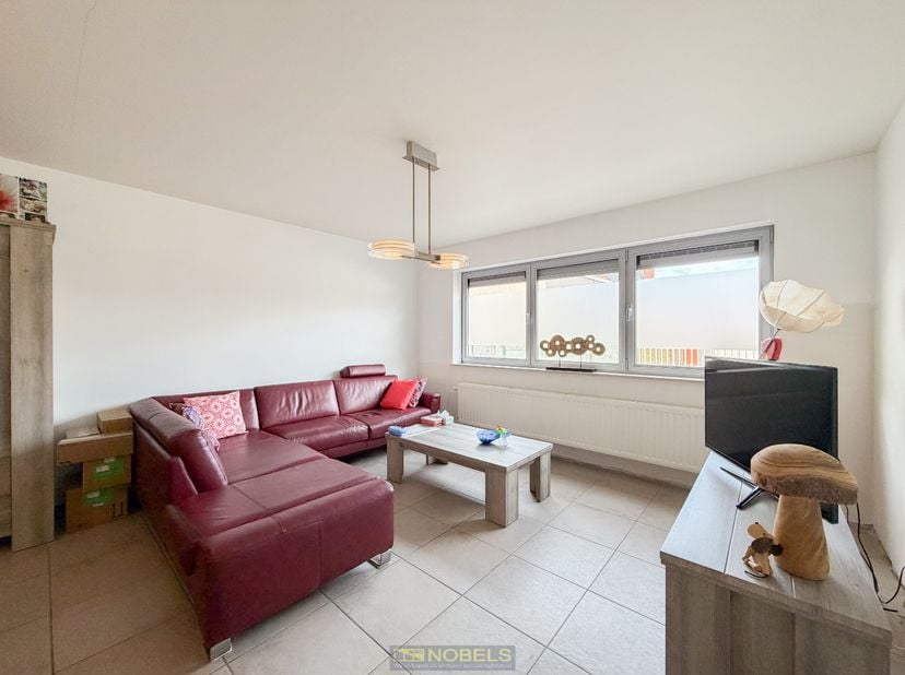 Comfortabel GELIJKVLOERS APPARTEMENT met PRIVATIEVE GARAGE, RUIM TERRAS en ENERGIEZUINIGE VOORZIENINGEN op een vlot bereikbare locatie in Haaltert. De
