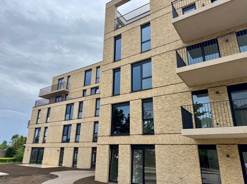 Prachtig nieuwbouwappartement met 2 slaapkamers, autostaanplaats en zuidgericht terras in Lier!<br />
Ligging<br />
Dit energiezuinige BEN-apparteme
