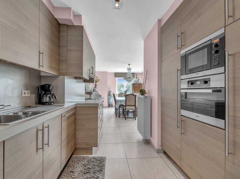 Mooi ruim appartement te huur. Inkomhal met halkast en toilet. Volledig ingerichte Miele keuken. Bijkeuken met veel kastruimte en aansluiting WM en dr