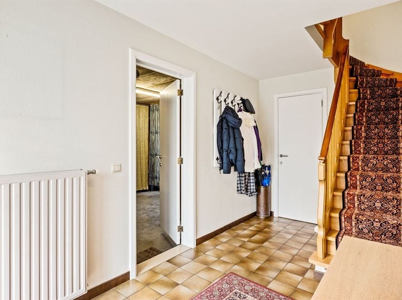 Ligging:<br />
Deze charmante woning is gelegen in een rustige woonstraat met een uitstekende bereikbaarheid en een Mobiscore van 9,1/10. Supermarkten