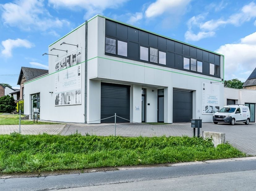 Op een uitstekende locatie aan de Lindestraat 1 in Alken bevindt zich dit uitzonderlijk ruime appartement op de eerste verdieping, gelegen boven Eric