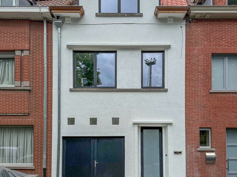 Tot in detail vernieuwde woning bestaande uit een inkomhall, living, ingerichte keuken, 3 slaapkamers, badkamer, stadstuin en garage met berging.