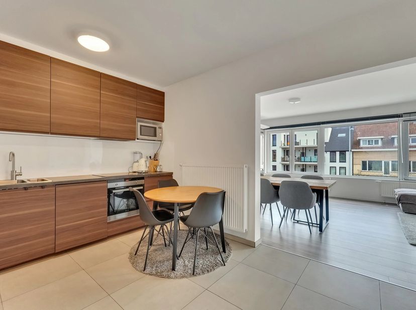 Op een uitstekende locatie langs de Kempische Steenweg, op een boogscheut van het centrum van Hasselt, bevindt zich dit instapklare appartement in uit