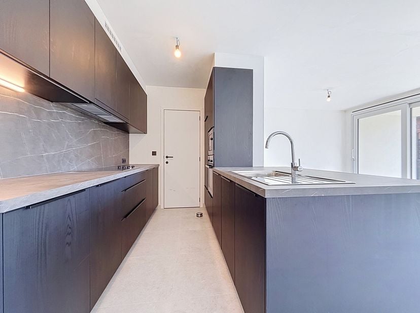 Gelegen aan de Kerkstraat in Spiere-Helkijn, biedt dit sfeervolle appartement een ideale basis voor wie op zoek is naar comfort en rust.<br />
<br />