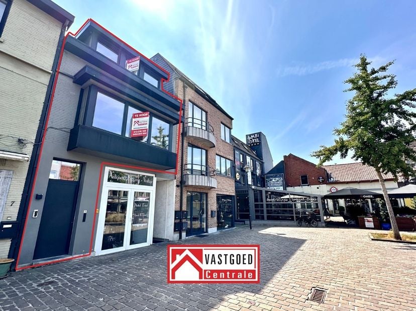 Pal in het centrum van Tongeren-Borgloon, op de Veemarkt, bevindt zich dit aangename appartement met een uitstekende ligging. Winkels, horeca, openbaa