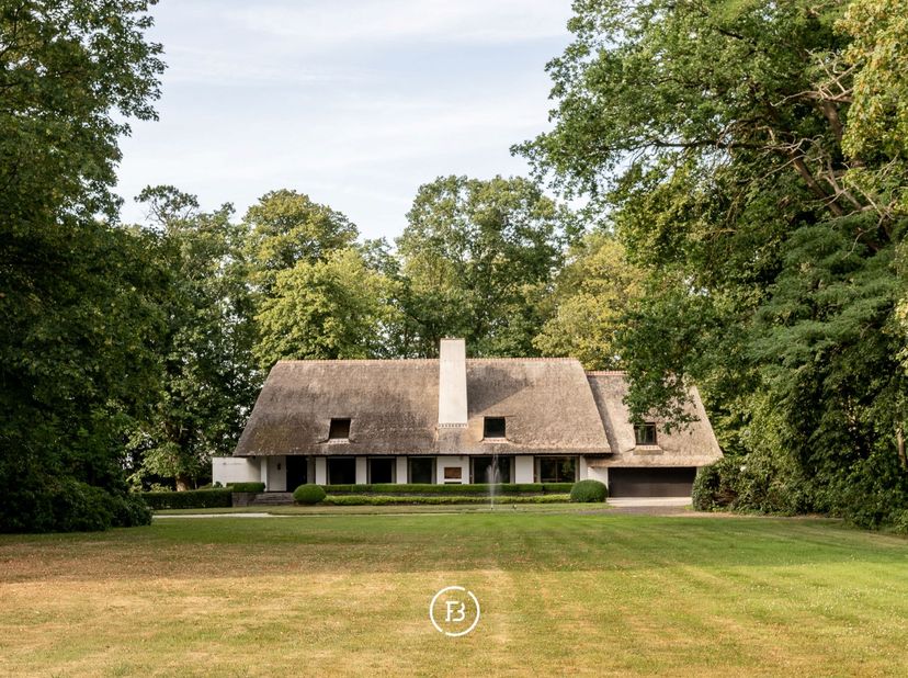 Midden in de prachtige bossen van Hertsberge, bereikbaar via een lange private oprijlaan vanaf de Toekomststraat, bevindt zich dit uitzonderlijke land