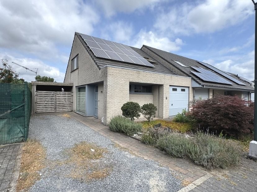 Instapklare en energiezuinige 3-slaapkamerwoning met ruime GARAGE, CARPORT en TUIN, rustig gelegen in Torhout ( Wijnendale ),<br />
dichtbij winkels,