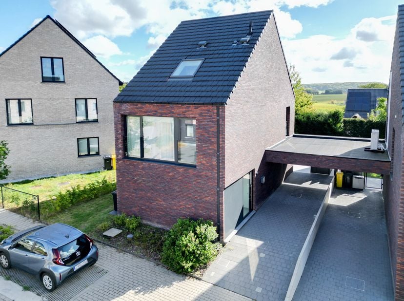 STERREBEEK - Située dans un nouveau quartier résidentiel très calme, vous trouverez cette maison neuve (2021) à quatre façades, qui a été finie avec l