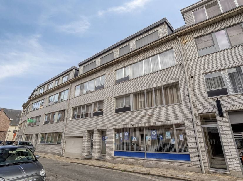 In het centrum van Herentals, op enkele stappen van de Grote Markt, situeert zich deze kantoorruimte op de gelijkvloerse verdieping. <br />
<br />
Het