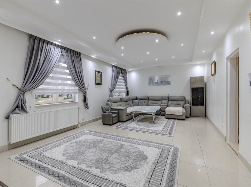 Locatie: <br />
Deze woning is gelegen aan de Sint-Lenaartsebaan 68 in Malle, op een centrale en vlot bereikbare locatie. Winkels, scholen en openbaa