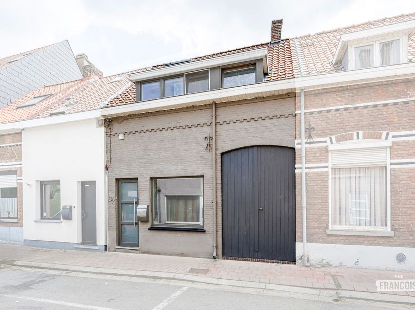 In de Vakekerkweg 34 te Maldegem bevindt zich deze in 2021 gerenoveerde duplexwoning met één slaapkamer, een aangename tuin en een praktische indeling