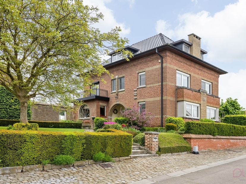 Verscholen in de rustige Himpedelstraat te Heers bevindt zich dit uitzonderlijke pand — een statige woning met karakter, charme en een zeldzame combin