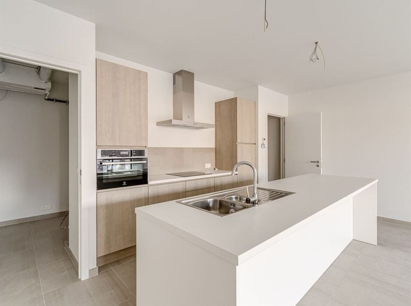 Appartement quasi neutre en énergie, comprenant deux chambres et une terrasse, dans un emplacement très agréable !<br />
Situation : Idéalement situé