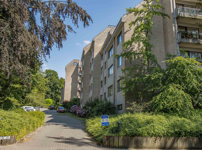Ruim 3-kamer appartement van 140 m² op de 3e verdieping in een rustig gebouw in Oudergem.<br />
✔ Lichte woonkamer (42 m²)<br />
✔ 3 slaapkamers (20 /