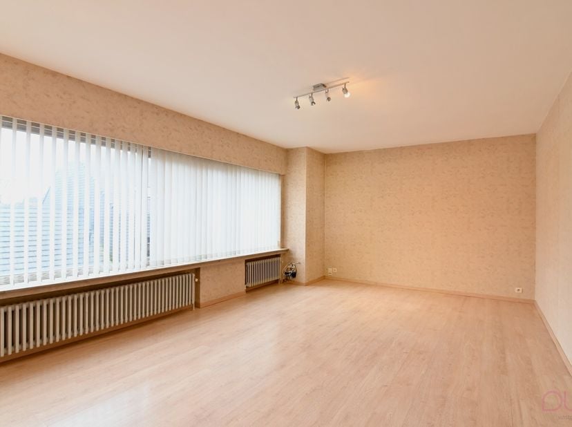 Dit appartement is gelegen op het tweede verdiep van een verzorgde residentie aan de Prins Albertlaan, op wandelafstand van het centrum van Sint-Truid