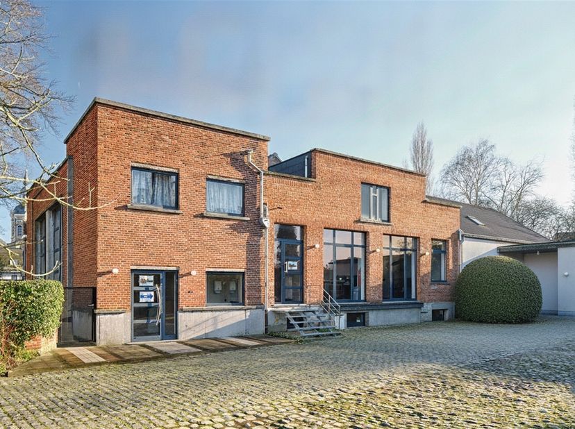 Karaktervolle renovatie van een voormalige industriële melkerij uit 1920.  Het resultaat is een stijlvol en veelzijdig gebouw van 606 m² op een pracht